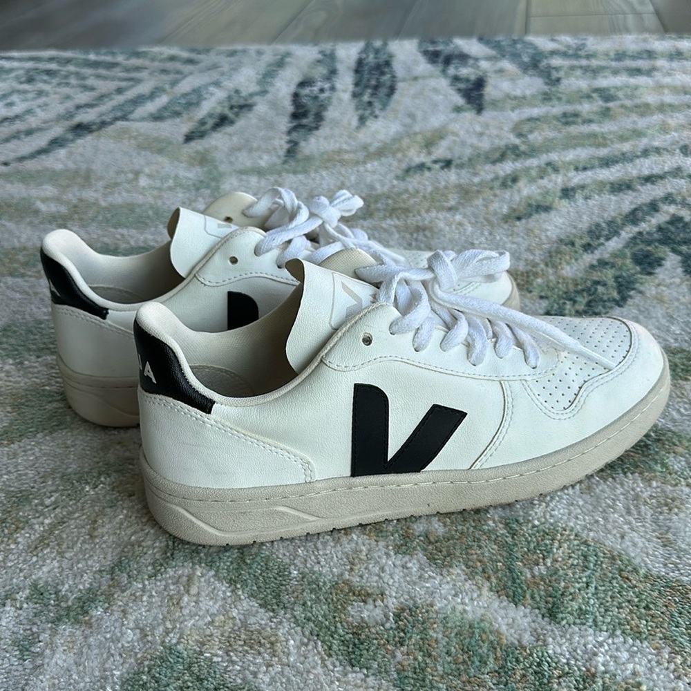 Veja Women’s V-10 size 9